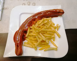 Currybockwurst mit Pommes Frites